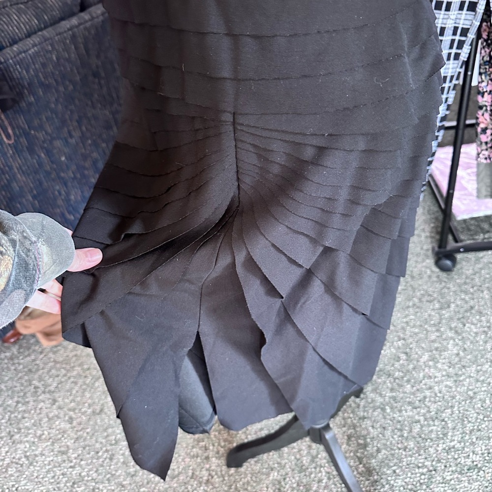 Tadashi Shoji Ivory And Black Pleated Dress - Picture 4 of 5